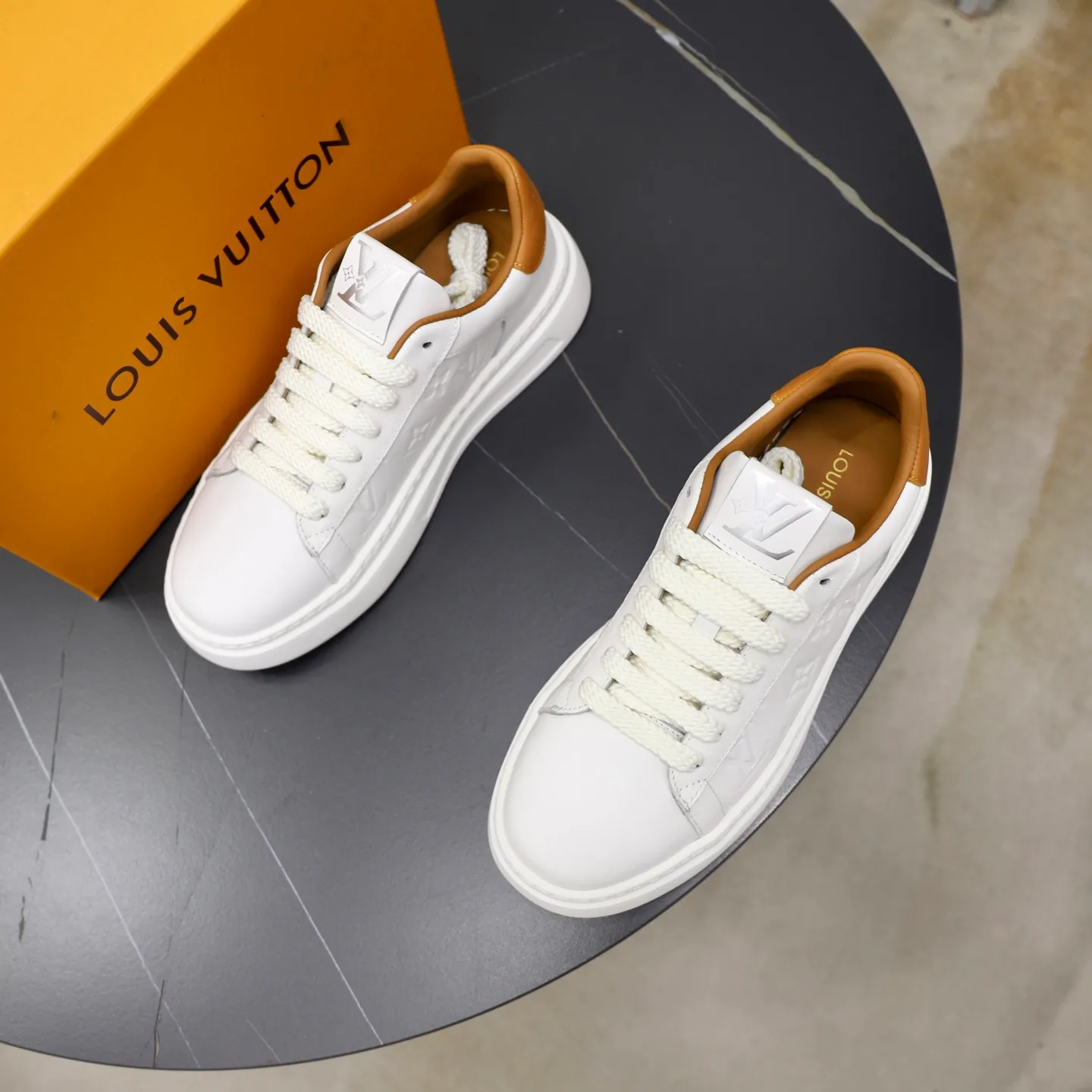 Ex-factory price: 480💰🙅‍♂️🙅‍♂️🙅‍♂️ Brand: LV Louis Vuitton Standard code: 38-44 (45 customized) Grade: Same as the official website Material: Original cowhide fabric Comfortable cowhide lining Increased lightness, wear-resistant and soft outsole Style category: Men's fashionable casual shoes Running sneakers Distinguished luxury brand elements Top luxury Color: actual picture color